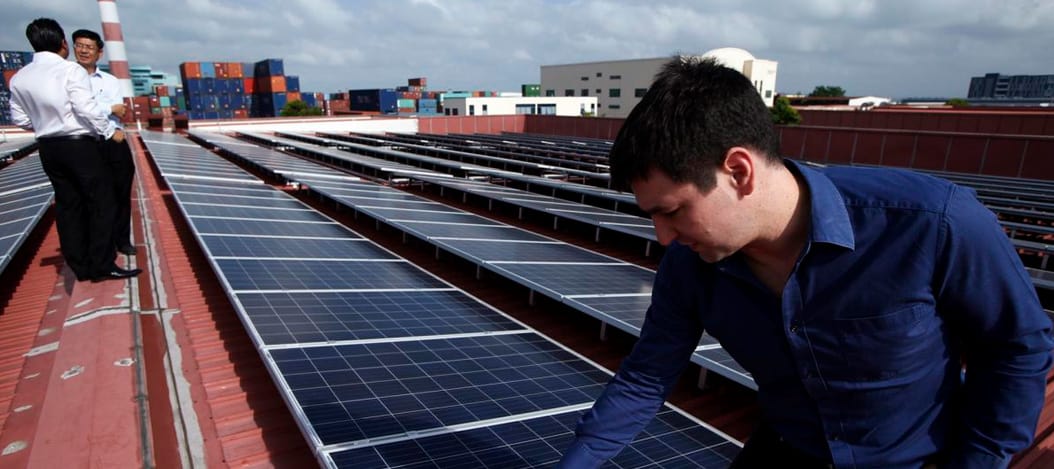 Paneles solares como solución a industrias y complejos.